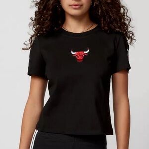 Urban Outfitters NBA Chicago Bulls Embroidered Baby Tee Women’s Size Small